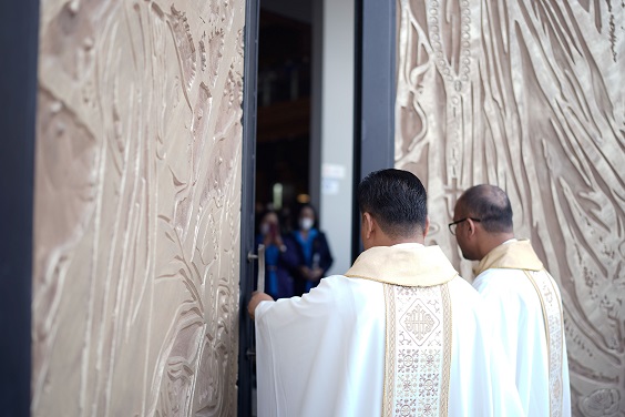Pintu dibuka romo lamma dan matius-----